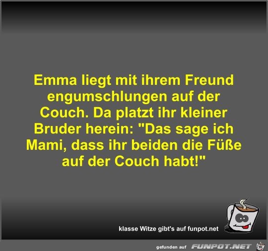 Emma liegt mit ihrem Freund engumschlungen auf der Couch