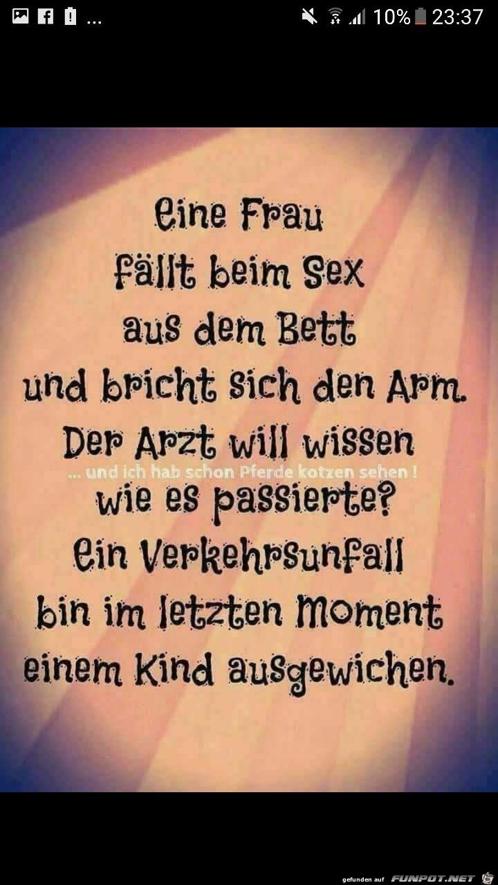 Eine Frau fllt beim Sex aus dem Bett...