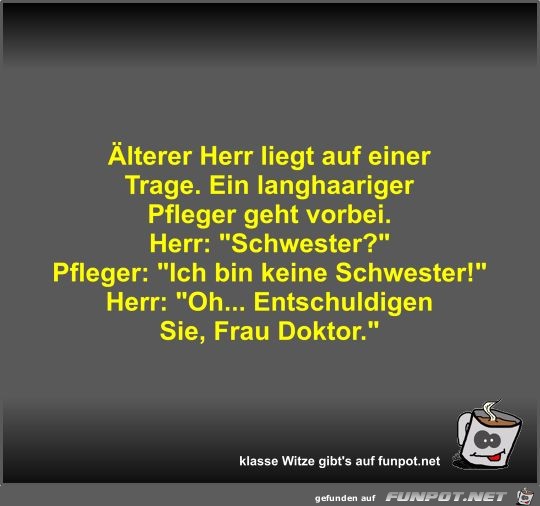 Älterer Herr liegt auf einer Trage Älterer Herr liegt auf einer Trage