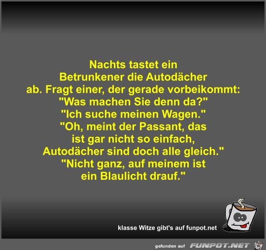 Nachts tastet ein Betrunkener die Autodcher ab