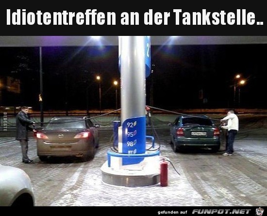 Idiotentreffen an der Tankstelle....