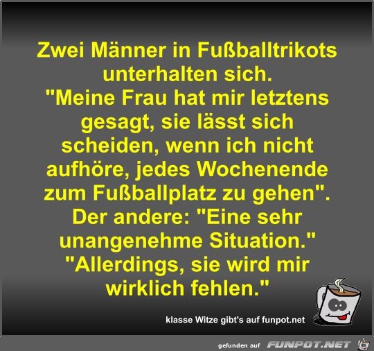 Zwei Männer in Fußballtrikots unterhalten sich Zwei Männer in Fußballtrikots unterhalten sich