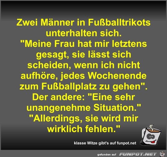 Zwei Mnner in Fuballtrikots unterhalten sich