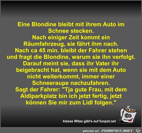 Eine Blondine bleibt mit ihrem Auto im Schnee stecken