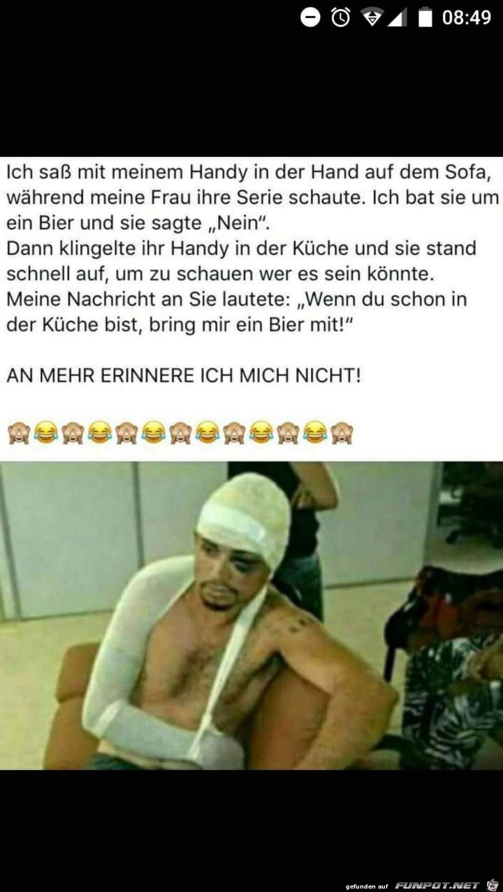 Mit Handy auf Sofa