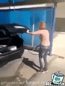 Frauen beim Autowaschen