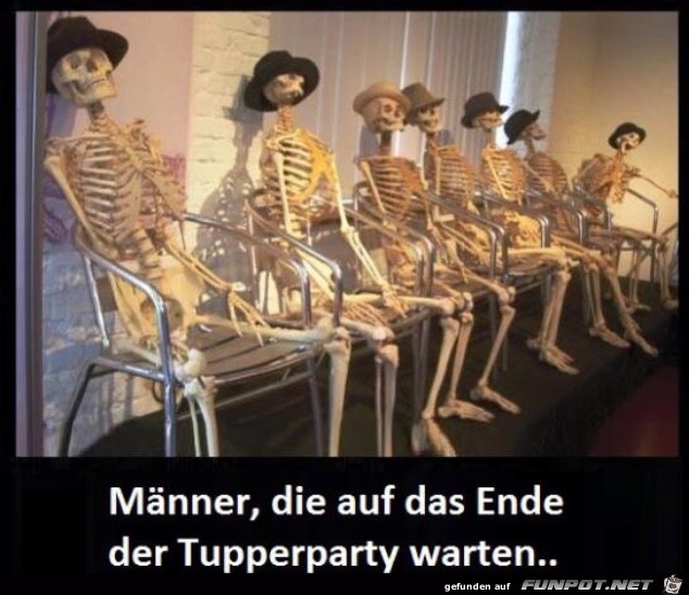 Mnner warten auf das Ende der Tupperparty