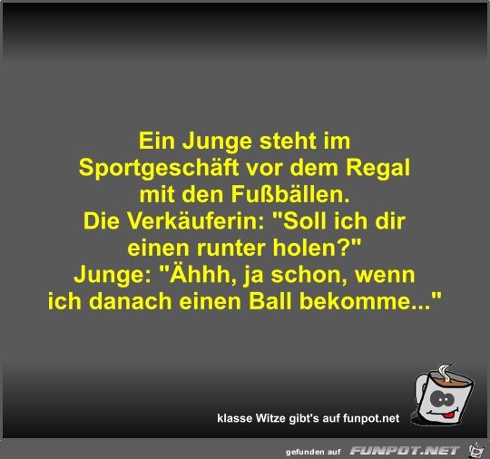 Ein Junge steht im Sportgeschäft vor dem Regal mit den... Ein Junge steht im Sportgeschäft vor dem Regal mit den...