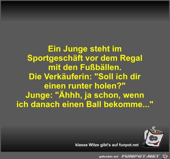 Ein Junge steht im Sportgeschft vor dem Regal mit den...