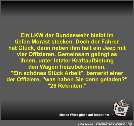 Ein LKW der Bundeswehr bleibt im tiefen Morast stecken Ein LKW der Bundeswehr bleibt im tiefen Morast stecken