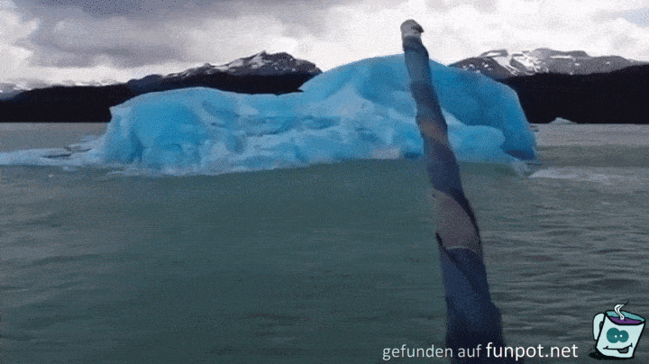 Ein Eisberg kippt um