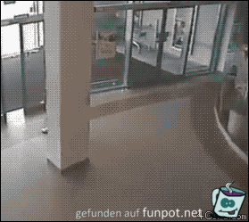 Von der Türe niedergestreckt Von der Türe niedergestreckt