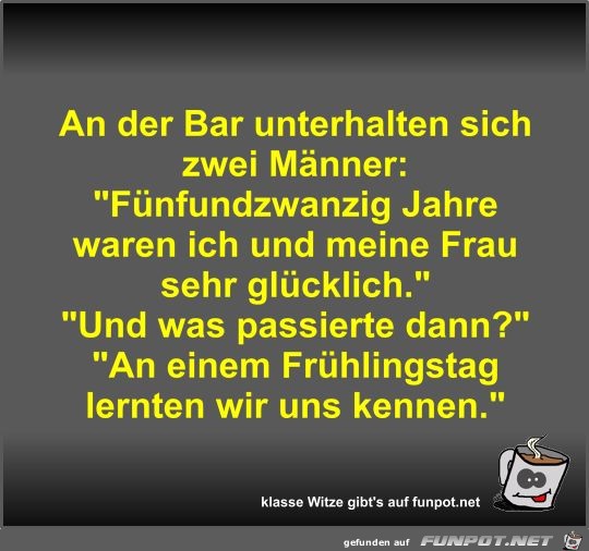 An der Bar unterhalten sich zwei Männer An der Bar unterhalten sich zwei Männer