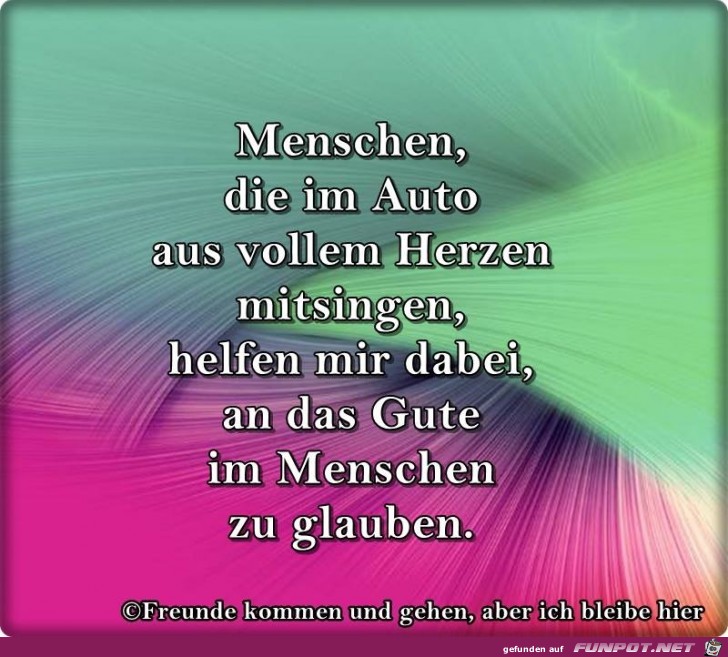 Menschen die im Auto aus vollen Herzen mitsingen