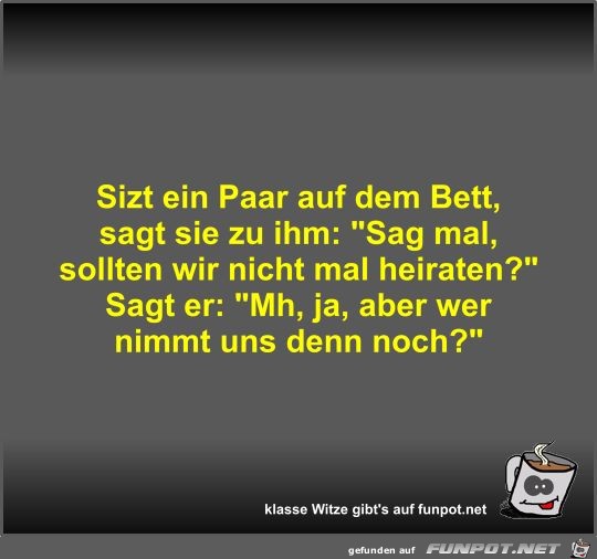 Sizt ein Paar auf dem Bett