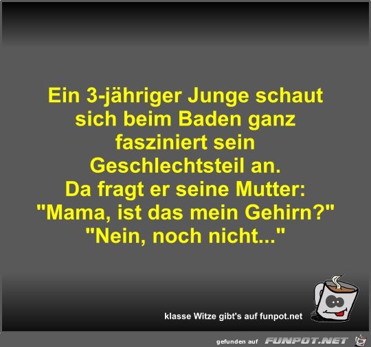 Ein 3-jähriger Junge schaut sich beim Baden ganz fasziniert Ein 3-jähriger Junge schaut sich beim Baden ganz fasziniert