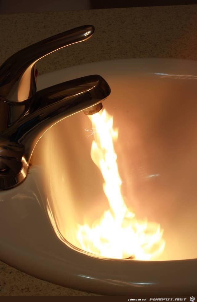 Es ist so heiß, da brennt schon das Wasser Es ist so heiß, da brennt schon das Wasser