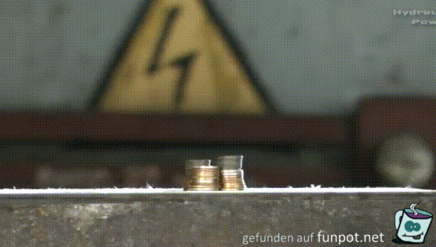 Bei einer 100 Tonnen Presse ist alles platt Bei einer 100 Tonnen Presse ist alles platt