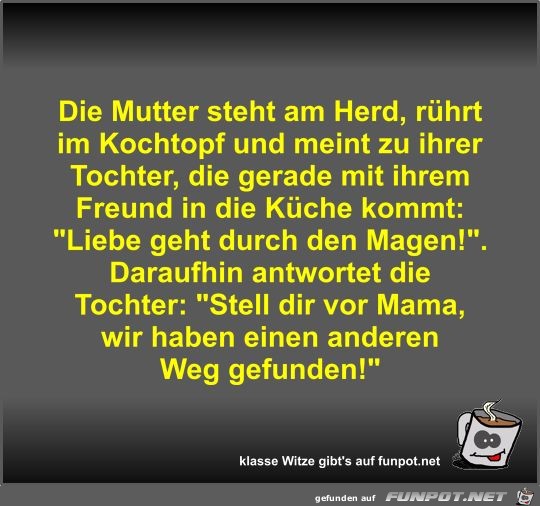 Die Mutter steht am Herd