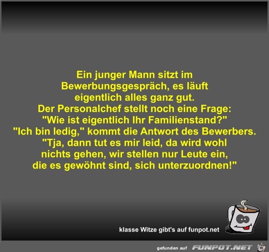 Ein junger Mann sitzt im Bewerbungsgespräch Ein junger Mann sitzt im Bewerbungsgespräch