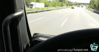 LKW wird von Traktor auf Autobahn berholt