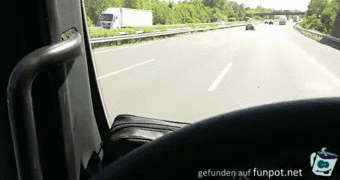 LKW wird von Traktor auf Autobahn überholt LKW wird von Traktor auf Autobahn überholt