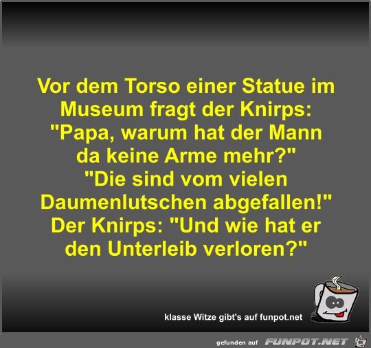 Vor dem Torso einer Statue im Museum fragt der Knirps