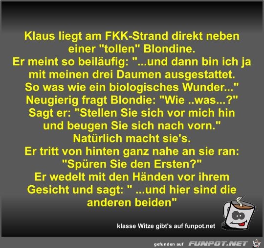 Klaus liegt am FKK-Strand direkt neben einer Klaus liegt am FKK-Strand direkt neben einer
