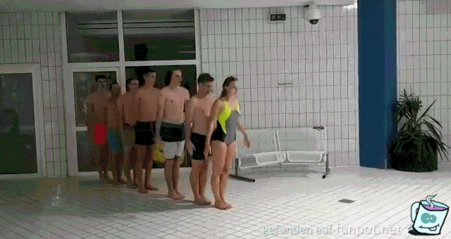 Sieben springen in Pool