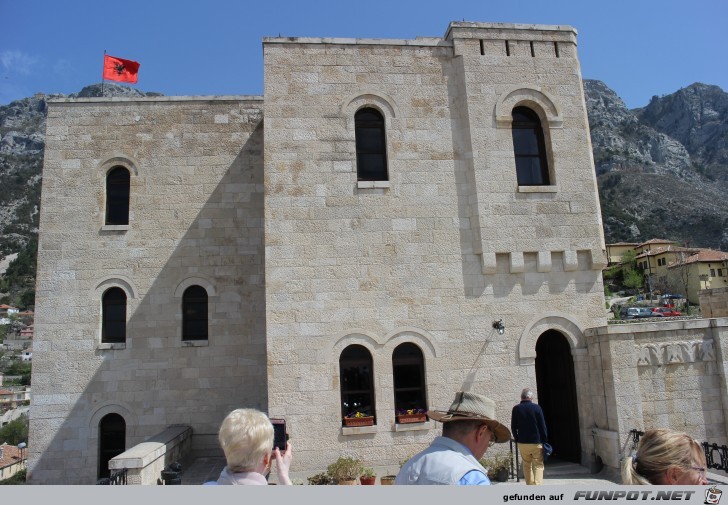 Impressionen vom Skanderbeg-Museum in dessen...