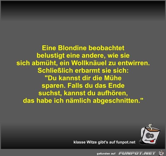 Eine Blondine beobachtet belustigt eine andere