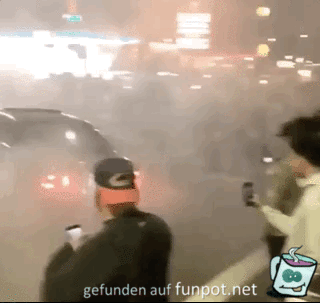 Driften auf der Straße, ist gefährlich! Driften auf der Straße, ist gefährlich!