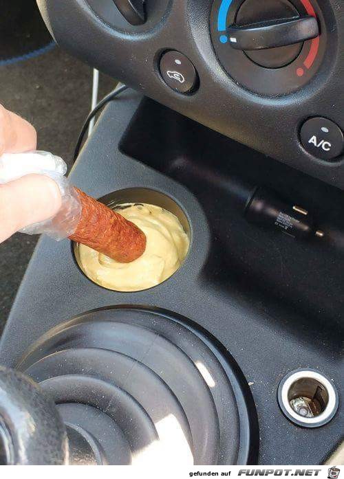 Wurst essen im Auto