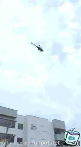 Hubschrauber landet vor der Tr