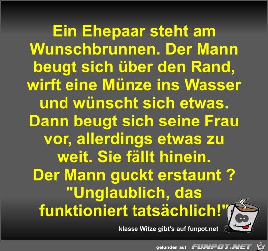 Ein Ehepaar steht am Wunschbrunnen Ein Ehepaar steht am Wunschbrunnen
