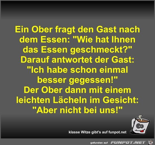 Ein Ober fragt den Gast nach dem Essen Ein Ober fragt den Gast nach dem Essen