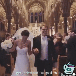 Ein Brautpaar in der Kirche