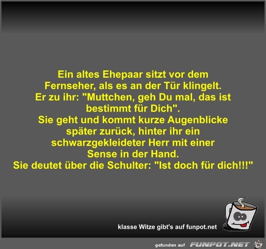 Ein altes Ehepaar sitzt vor dem Fernseher Ein altes Ehepaar sitzt vor dem Fernseher