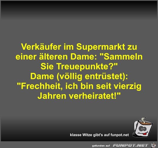 Verkufer im Supermarkt zu einer lteren Dame