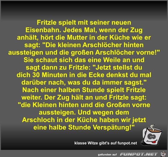 Fritzle spielt mit seiner neuen Eisenbahn Fritzle spielt mit seiner neuen Eisenbahn