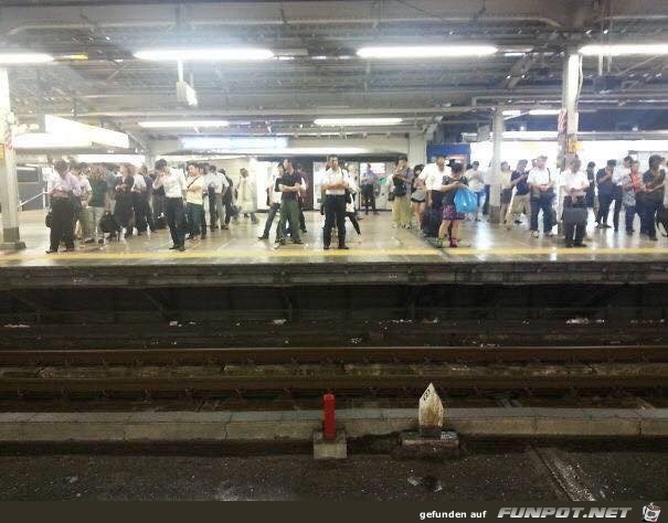 Anstehen auf U-Bahn in Japan