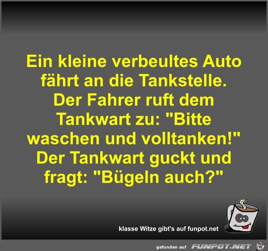 Ein kleine verbeultes Auto fhrt an die Tankstelle