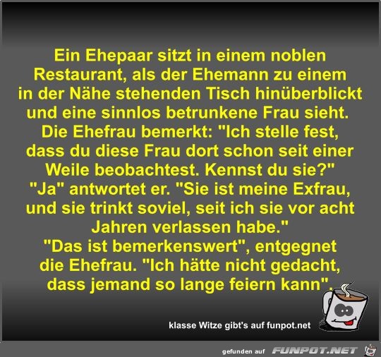 Ein Ehepaar sitzt in einem noblen Restaurant