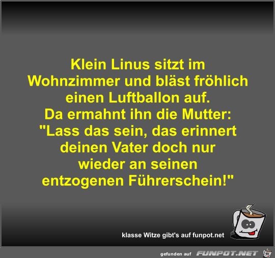 Klein Linus sitzt im Wohnzimmer 