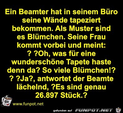 Ein Beamter hat in seinem Büro seine Wände tapezie Ein Beamter hat in seinem Büro seine Wände tapezie