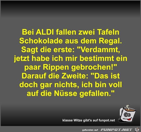 Bei ALDI fallen zwei Tafeln Schokolade aus dem Regal Bei ALDI fallen zwei Tafeln Schokolade aus dem Regal