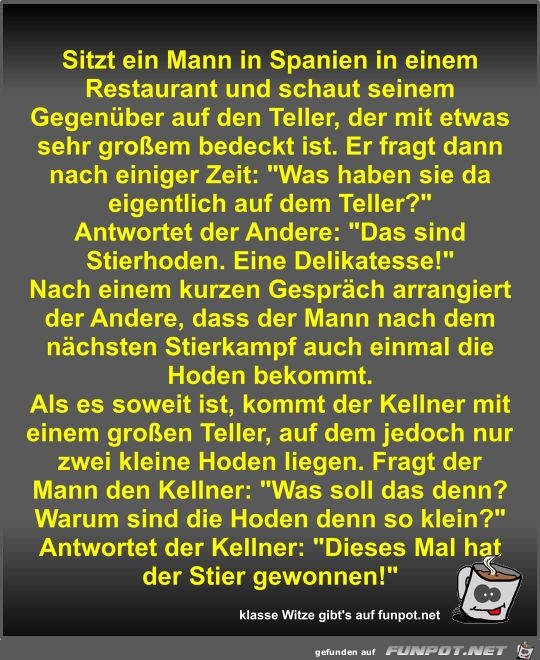 Sitzt ein Mann in Spanien in einem Restaurant und schaut...