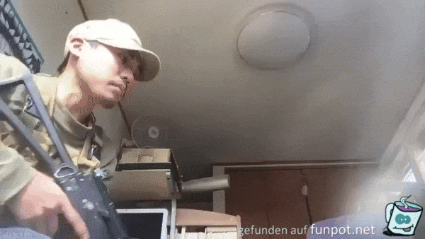 Bierflasche öffnen mit Gewehr Bierflasche öffnen mit Gewehr