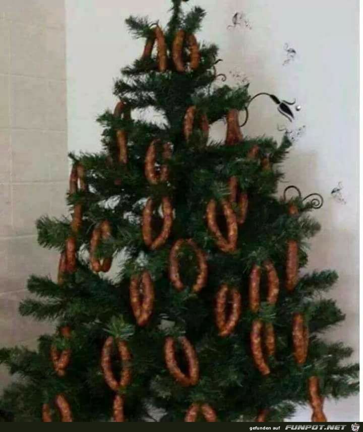 Weihnachtsbaum ist fast fertig Weihnachtsbaum ist fast fertig