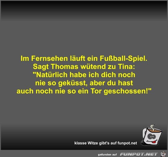 Im Fernsehen läuft ein Fußball-Spiel Im Fernsehen läuft ein Fußball-Spiel